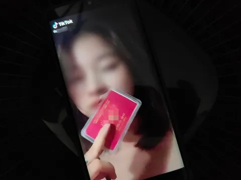 Khoe "thẻ đỏ quyền lực" thông chốt trong giai đoạn giãn cách, TikToker bị phạt 12,5 triệu đồng