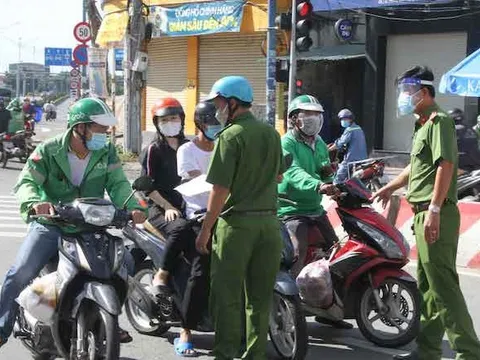 Đội ngũ shipper đồng hành lực lượng “đi chợ hộ”