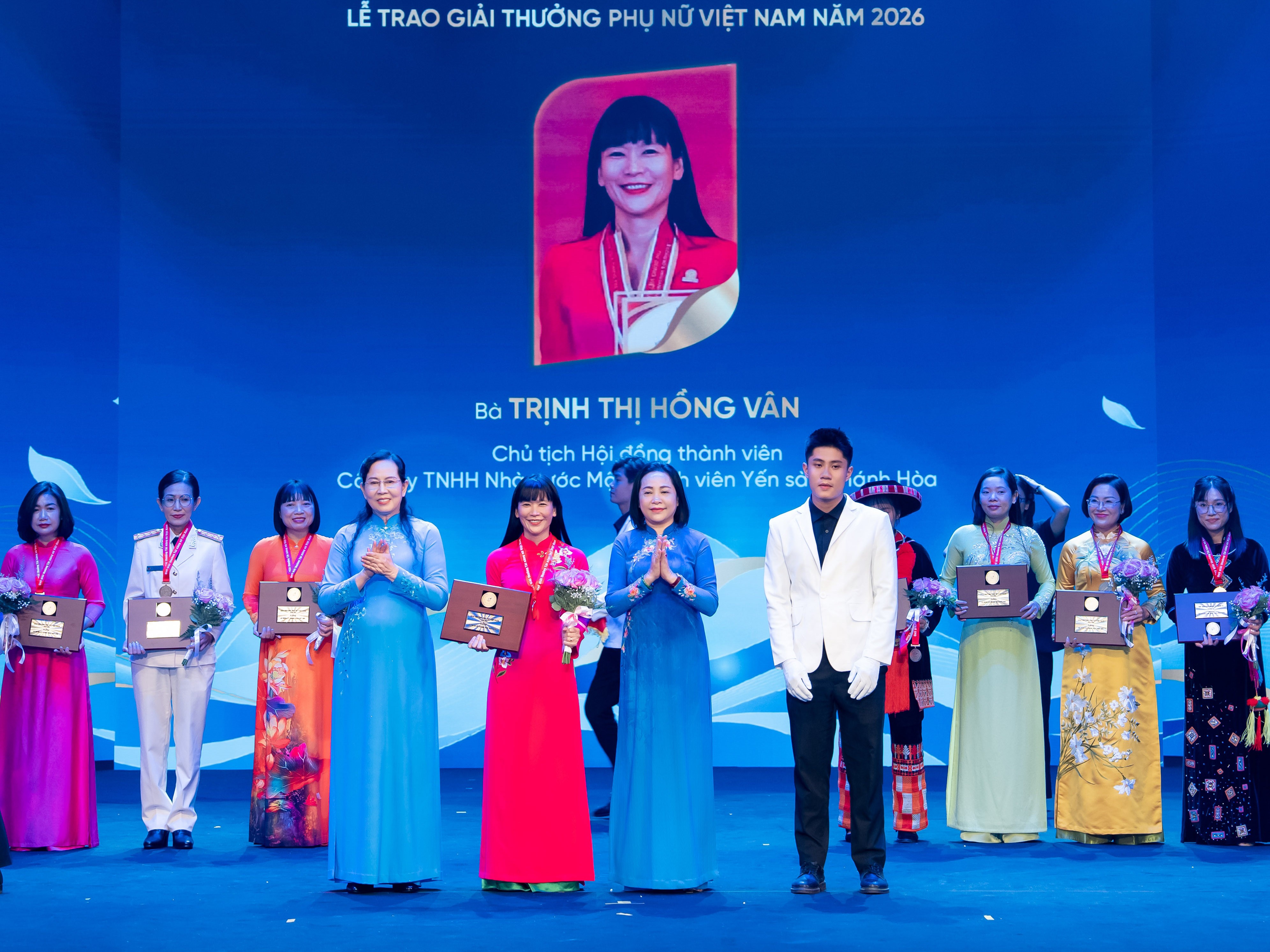 CHỦ TỊCH HĐTV YẾN SÀO KHÁNH HÒA TRỊNH THỊ HỒNG VÂN NHẬN GIẢI THƯỞNG PHỤ NỮ VIỆT NAM NĂM 2026