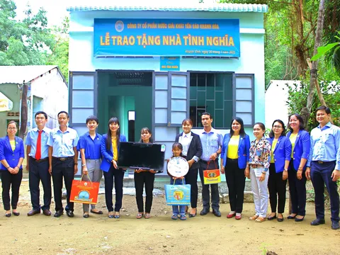 Công ty Cổ Phần Nước Giải Khát Yến sào Khánh Hòa trao tặng Nhà tình nghĩa tại huyện Khánh Vĩnh