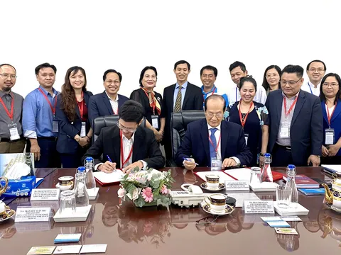 CÂU LẠC BỘ DOANH NGHIỆP KH & CN TP. HỒ CHÍ MINH SINH HOẠT ĐỊNH KỲ VÀ KÝ KẾT HỢP TÁC VỚI TRƯỜNG ĐẠI HỌC CÔNG NGHỆ TP.HCM (HUTECH)