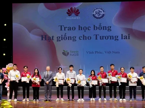 Trao 50 suất học bổng công nghệ cho sinh viên tài năng