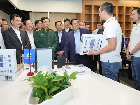 Thăm trung tâm đổi mới sáng tạo, Thủ tướng gợi ý slogan ‘hội tụ trí tuệ, lan tỏa lợi ích'