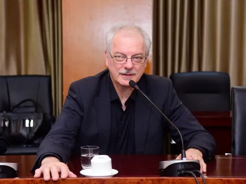 Giáo sư Nobel hóa học chia sẻ cách thu hút người trẻ đến với lĩnh vực KHCN