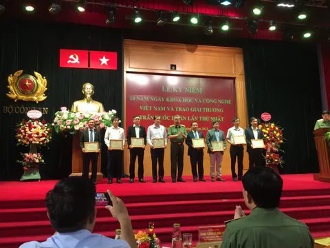 Bộ Công an trao kỷ niệm chương cho lãnh đạo Tổng cục Tiêu chuẩn Đo lường Chất lượng vì những đóng góp cho KHCN