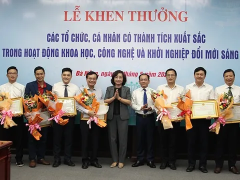 Khen thưởng tập thể, cá nhân đóng góp trong khoa học, công nghệ và khởi nghiệp