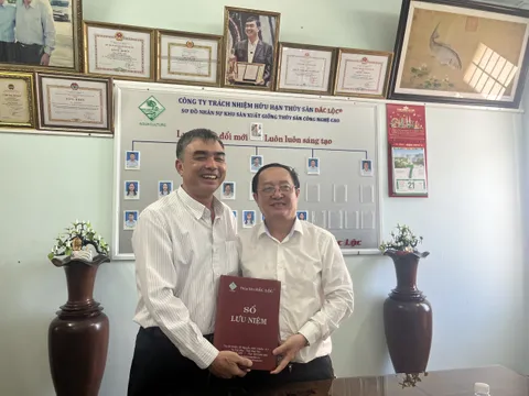 Bộ trưởng Bộ KH-CN Huỳnh Thành Đạt : Tham quan các mô hình nuôi tôm tại Công ty Thủy sản Đắc Lộc