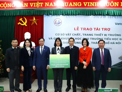 Vietcombank và UBND quận Long Biên phối hợp tổ chức trao tài trợ cơ sở vật chất, trang thiết bị trường học và Quỹ Khuyến học cho Trường Tiểu học Gia Thụy, quận Long Biên, thành phố Hà Nội