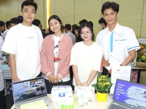 Sinh viên làm gel lành vết thương từ lá sống đời