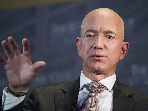 Tỷ phú Jeff Bezos lấy lại ngôi vị người giàu nhất thế giới
