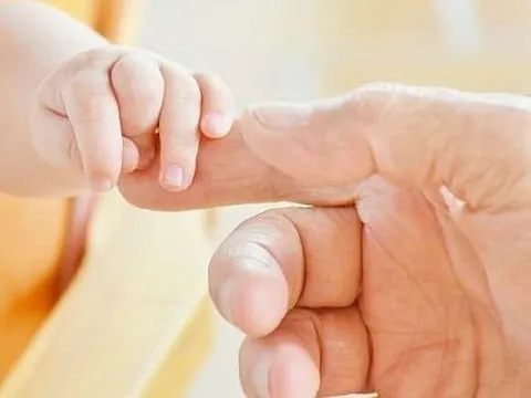 Giải phóng dopamine trong não trẻ sơ sinh giúp kiểm soát sự phát triển xã hội sớm