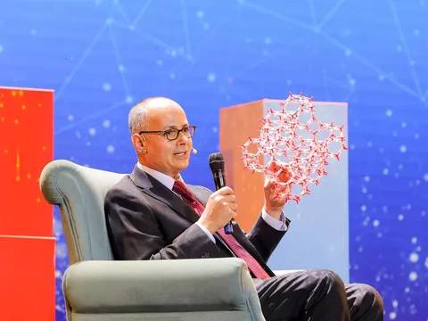 Người phát minh vật liệu MOFs "bẫy" nước, CO2 từ không khí