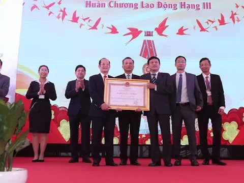 Công ty Savipharm đón nhận Huân chương Lao động hạng III.