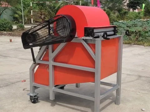 Sinh viên chế tạo máy tách sợi chuối