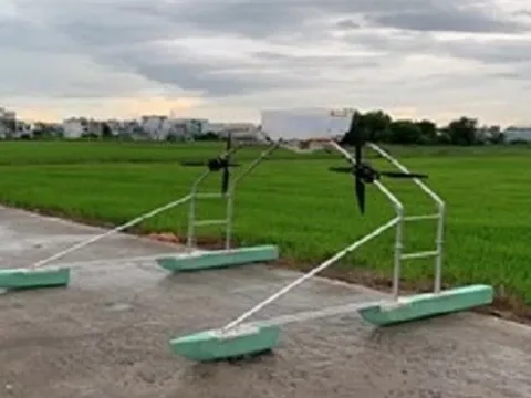 Nhà khoa học Việt chế tạo máy tự động gieo hạt và bón phân cho lúa