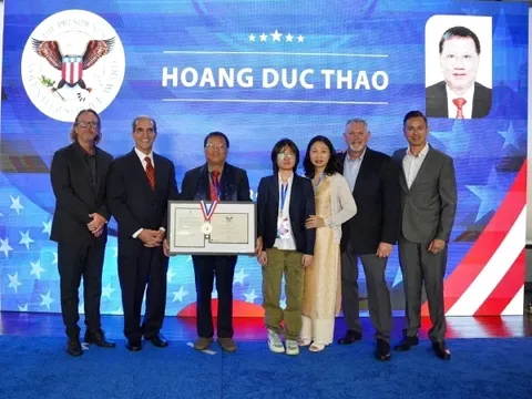 Anh hùng Lao động Hoàng Đức Thảo nhận giải thưởng Phụng sự tình nguyện tại Mỹ
