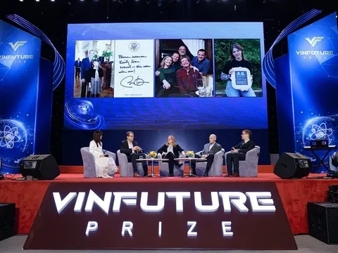 Chủ nhân Giải thưởng VinFuture 2024 truyền đam mê khoa học cho giới trẻ
