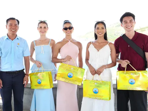 HOA HẬU THẾ GIỚI JOHEIRY MOLA DOMINGUEZ CÙNG HAI Á HẬU TRẢI NGHIỆM ĐẢO YẾN HÒN NỘI