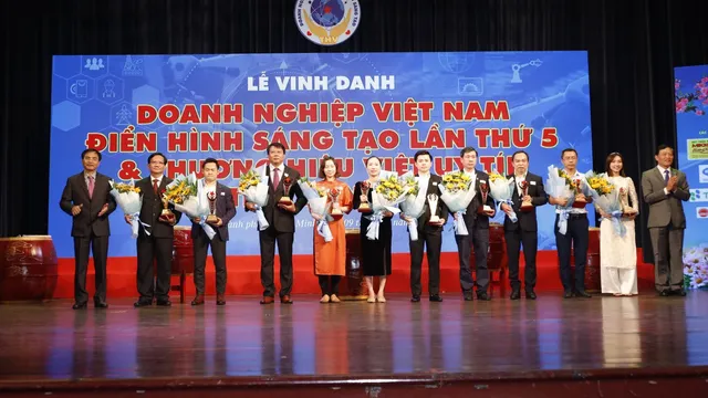 lễ vinh danh doanh nghiệp Việt Nam điển hình sáng tạo và thương hiệu Việt uy tín